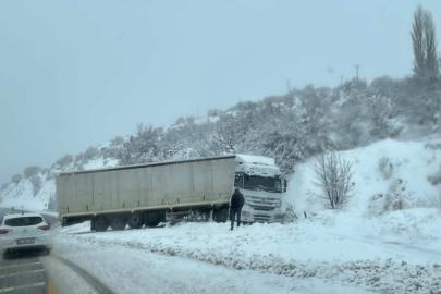 Elazığ’da şarampole kayan tır kara saplandı