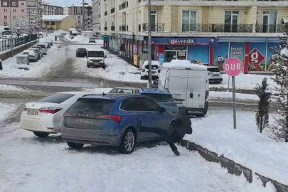 Erzurum’da 5 araçlı zincirleme kaza: Aracının başındaki sürücü de dengesini kaybederek yere düştü