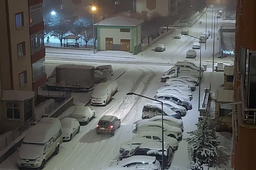 Erzurum'da eğitime kar engeli 