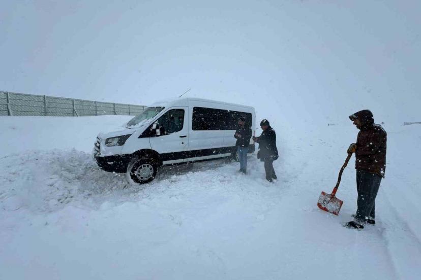 Erzurum’da kar yağışı ve tipi nedeniyle araçlar yolda mahsur kaldı