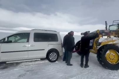 Erzurum’da kara saplanan otomobil 3 saat mahsur kaldı