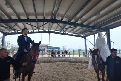 Esenyurt’ta masalsı nikâh: Gelin ve damat at üstünde 'evet' dedi