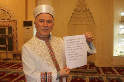 Gençler istedi, imam maça yetiştirdi. Vaazı kısa tuttu, ilahileri azalttı