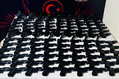 Güvercin kümesinden cephanelik çıktı. 124 tabanca ele geçirildi