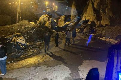 Hakkari’de dev kayalar mahalle yoluna düştü