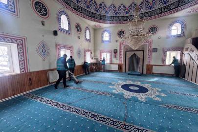 Hınıs’ta yükümlüler camilerde temizlik yaptı