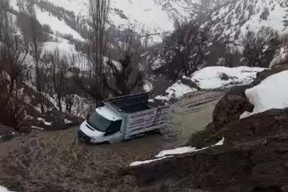 Hizan’da kar eridi, heyelan yolları kapattı