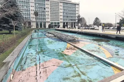 İBB, destanın simgesi havuzu çamura boğdu