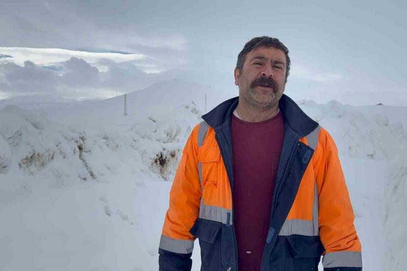 İlçe Tarım ve Orman Müdürlüğü ekipleri suların donduğu bölgedeki hayvanlara su götürdü