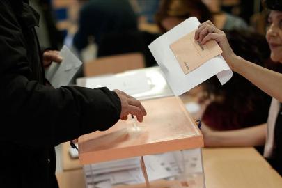 İspanya'da iktidardaki sosyalistler ikinci seçim hezimetini yaşadı