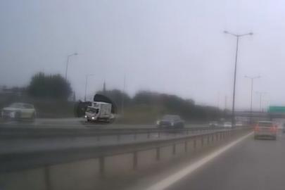 İstanbul Sancaktepe'de polis aracına kamyonet çarptı