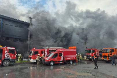 İstanbul'da kozmetik fabrikasında yangın. Ekipler olay yerinde