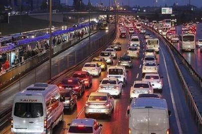 İstanbul’da trafik kırmızı alarm veriyor! Yoğunluk yüzde 87’ye ulaştı