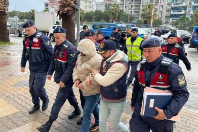 İzmir'de sele kapılan araçta, arkadaşlarını bırakıp kaçan sürücü yakalandı