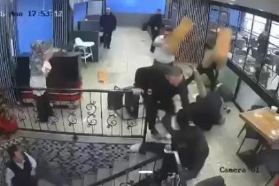 Kafede çıkan kavgada ortalık savaş alanına döndü: 100 bin liralık hasar