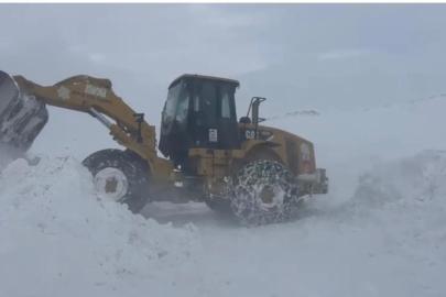 Kar kalınlığının 2 metreyi bulduğu Ağrı’da ekiplerin zorlu mesaisi