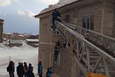 Kar temizlerken çatıda asılı kalan kişiyi ekipler kurtardı