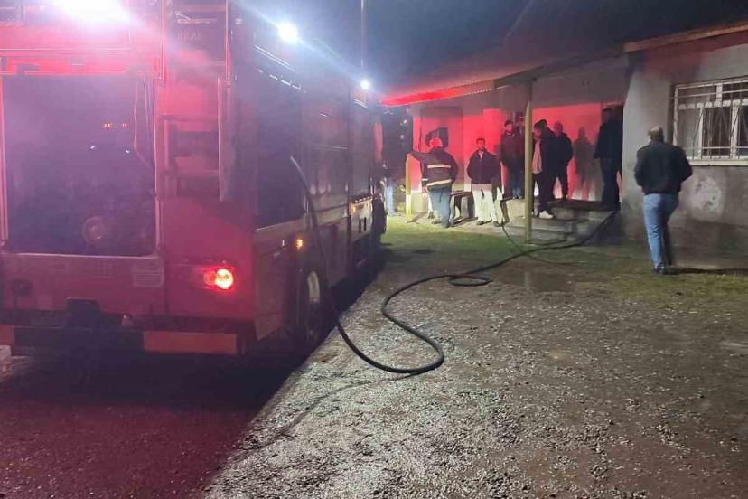 Karakoçan’da rüzgarın tutuşturduğu bacayı itfaiye ekipleri söndürdü