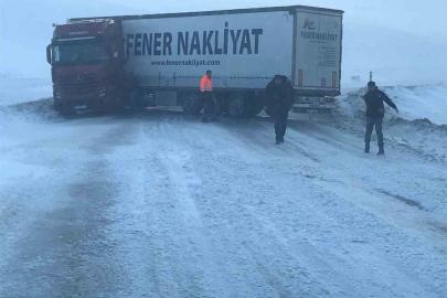 Karda kayan tır yolu ulaşımı kapattı