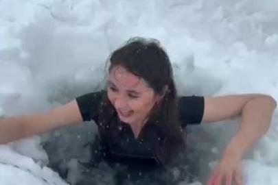 Kars’ta bir kadın Çıldır Gölü’nün buz gibi suyuna girdi