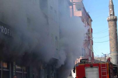 Kars’ta korkutan yangın: Mobilya deposu alevlere teslim oldu