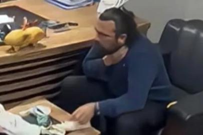 Kendi kendine Heimlich manevrası yaptı. Boğazına lokma kaçtı, nefessiz kaldı