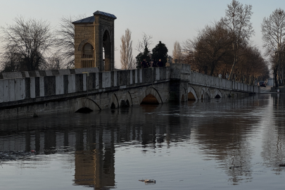 Kırmızı alarm verildi. Meriç'te sular yükseliyor, çok sayıda ekip bekliyor