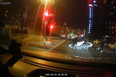 Kırmızı ışıkta yaya geçidinde şınav çektiler