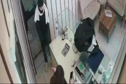 Kuyumcuda silahlı soygun girişimi güvenlik kamerasında
