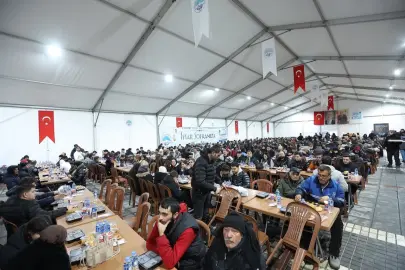 Memduh Büyükkılıç 'kardeşlik sofrası'nda iftar açtı