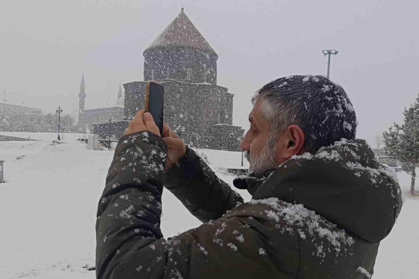 Meteoroloji uyarmıştı: Kars’ta yoğun kar yağışı başladı