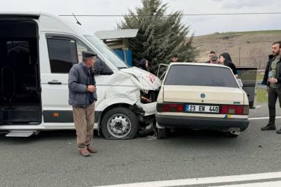 Minibüs ile Tofaş çarpıştı: 4 yaralı