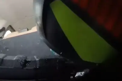 Motosiklet sürücüsü, kazada hafif ticari aracın camından içeri girdi