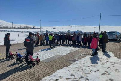 Muş’ta öğrencilere jandarmadan trafik ve güvenlik eğitimi