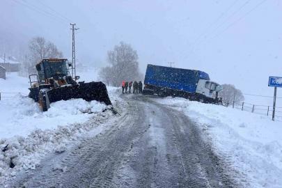 Muş’ta tır iş makinesine çarptı: 1 yaralı