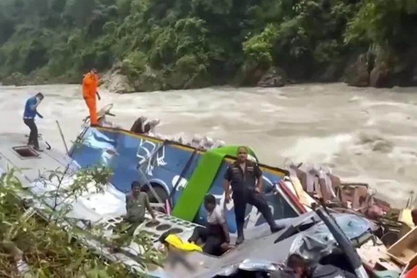 Nepal'de yolcu otobüsü uçuruma yuvarlandı: 13 ölü, 34 yaralı