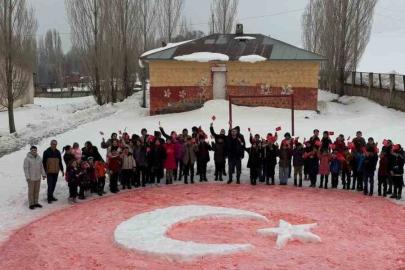 Öğrenciler kardan Türk bayrağı yaptı