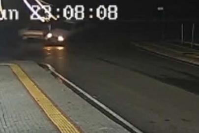 Osmaniye'de otomobille çarpışan kamyonet devrildi