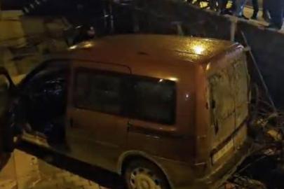 Otomobille çarpışan hafif ticari araç apartman boşluğuna savruldu: 2 yaralı