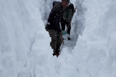 Ovacık’ta besicilerin zorlu kış mesaisi: Hayvanları suya götürmek için metrelerce kalınlıktaki karı kürekle temizlediler
