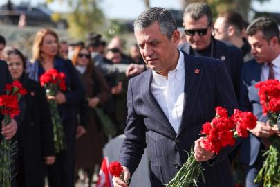 Özgür Özel'den 30 araçlık konvoyla Deprem Şehitliği'ne ziyaret