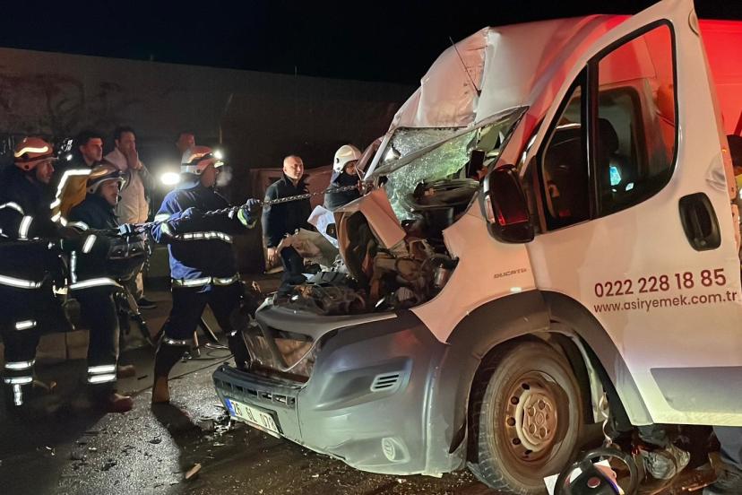 Park halindeki tıra çarptı. 2 ağır yaralı