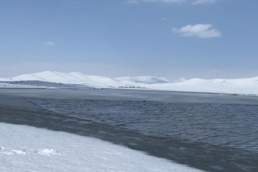 Patnos Barajı, karla örtülü dağlar ve mavi rengiyle büyüledi