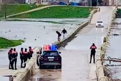 Polisi göre göre tehlikeli köprüden geçtiler: Suya düşme tehlikesi atlattılar
