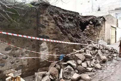 Şanlıurfa'da duvarı çöken metruk ev belediye ekiplerince yıkıldı