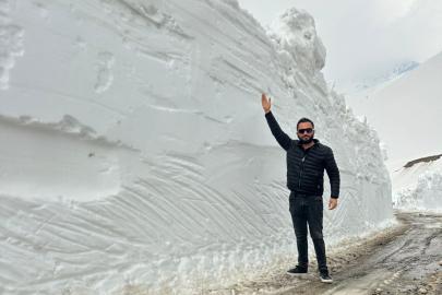 Şemdinli’de iş makinesinin boyunu bulan kar tünellerinde çalışma