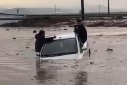 Silopi’de yollar göle döndü: Otomobilde mahsur kalan 2 kişi kurtarıldı