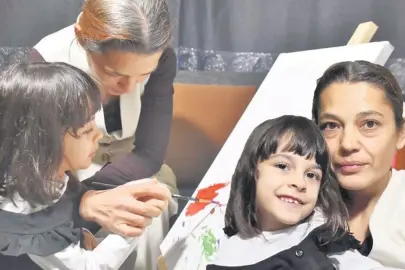 SMA’lı Esra resim yaparak yürümenin hayalini kuruyor