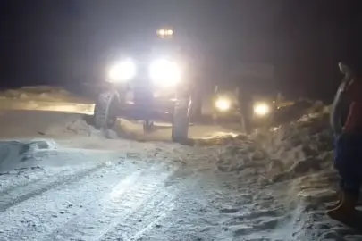 Tipi nedeniyle yolda mahsur kalan 30 kişi kurtarıldı; okullara 1 gün ara verildi