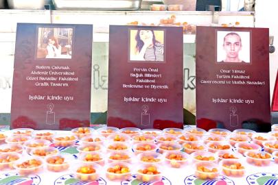 Trafik kazasında hayatını kaybeden öğrenciler için lokma dağıtıldı